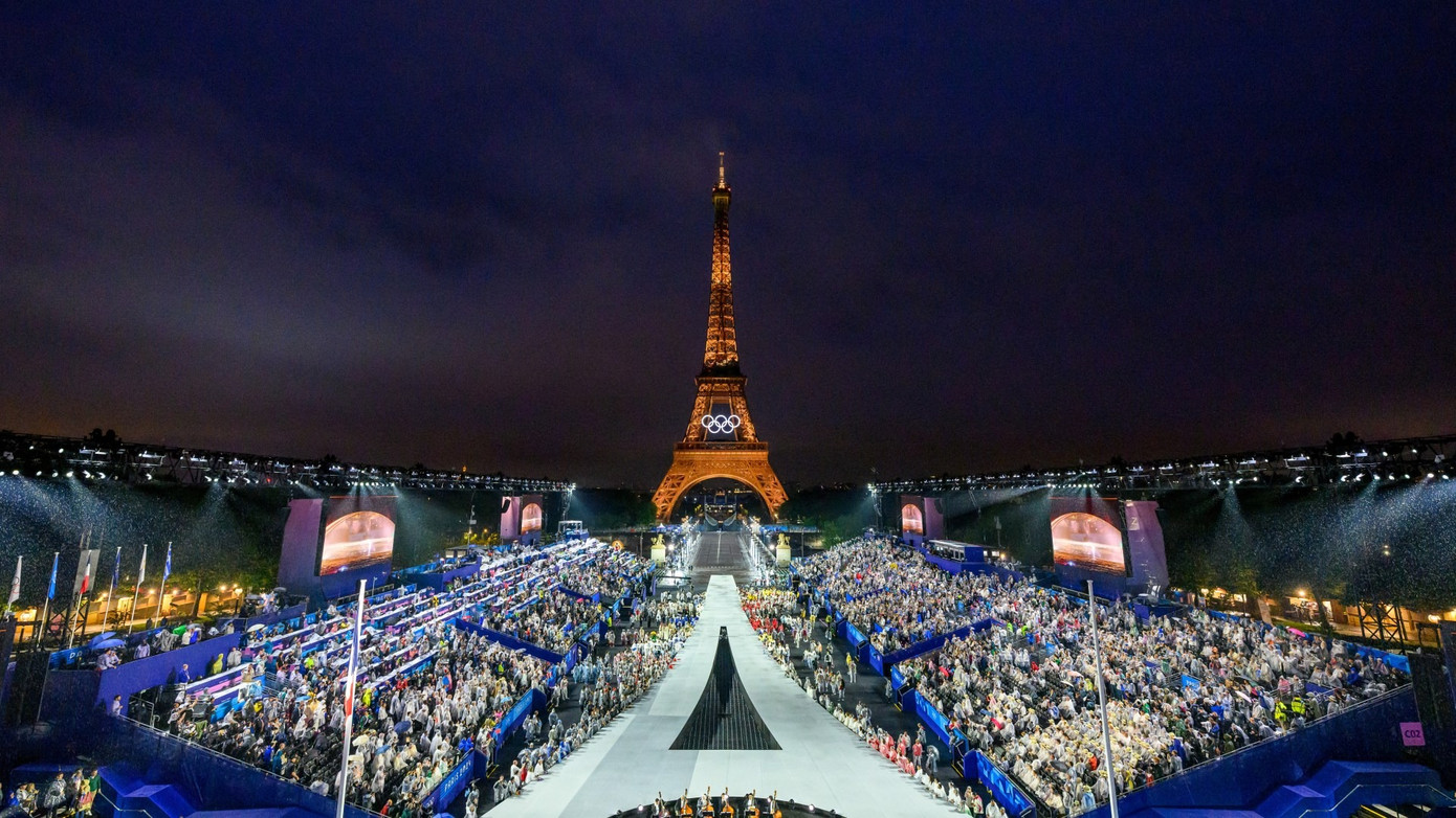 Pháp tổ chức lễ khai mạc Olympic Paris ngoài trời, biến thủ đô thành sân khấu với sông Seine và Tháp Eiffel là điểm nhấn. Ảnh: Reuters.