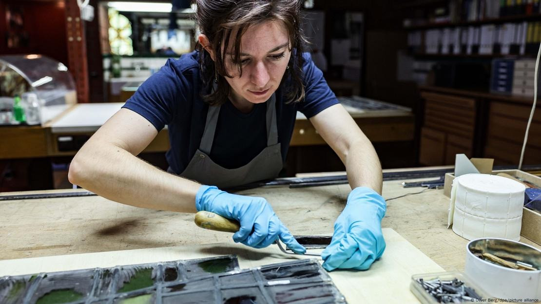 Các chuyên gia của Nhà thờ Cologne giúp đỡ cải tạo cửa sổ. Ảnh: DW.