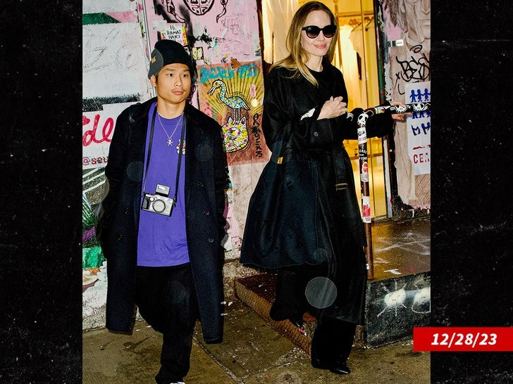 Pax Thiên được Angelina Jolie chăm sóc trong thời gian điều trị tại bệnh viện. Ảnh: Getty Images.