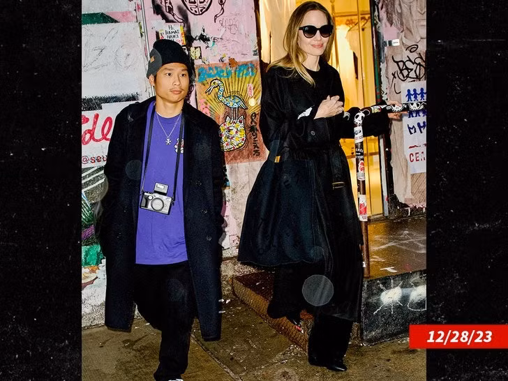 Pax Thiên được Angelina Jolie chăm sóc trong thời gian điều trị tại bệnh viện. Ảnh: Getty Images. Pax Thiên được Angelina Jolie chăm sóc trong thời gian điều trị tại bệnh viện. Ảnh: Getty Images.