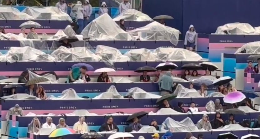 Thời tiết cũng làm giảm đi tính thẩm mỹ của sự kiện. Ảnh: CBC.