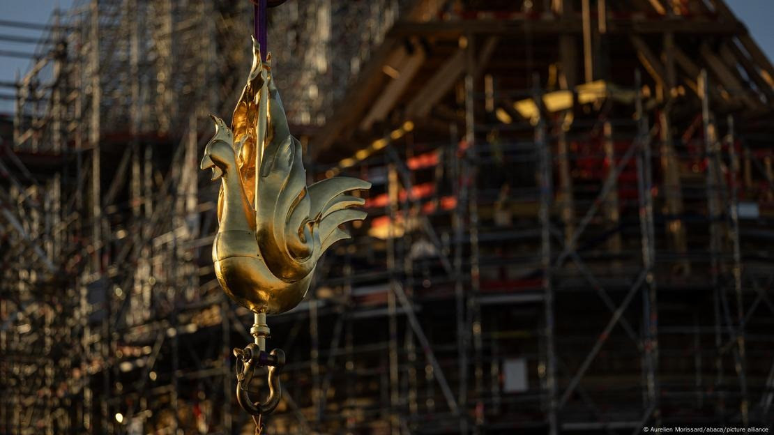 Con gà trống vàng mới được đặt lên ngọn tháp nhà thờ vào tháng 12/2023. Ảnh: Picture alliance.