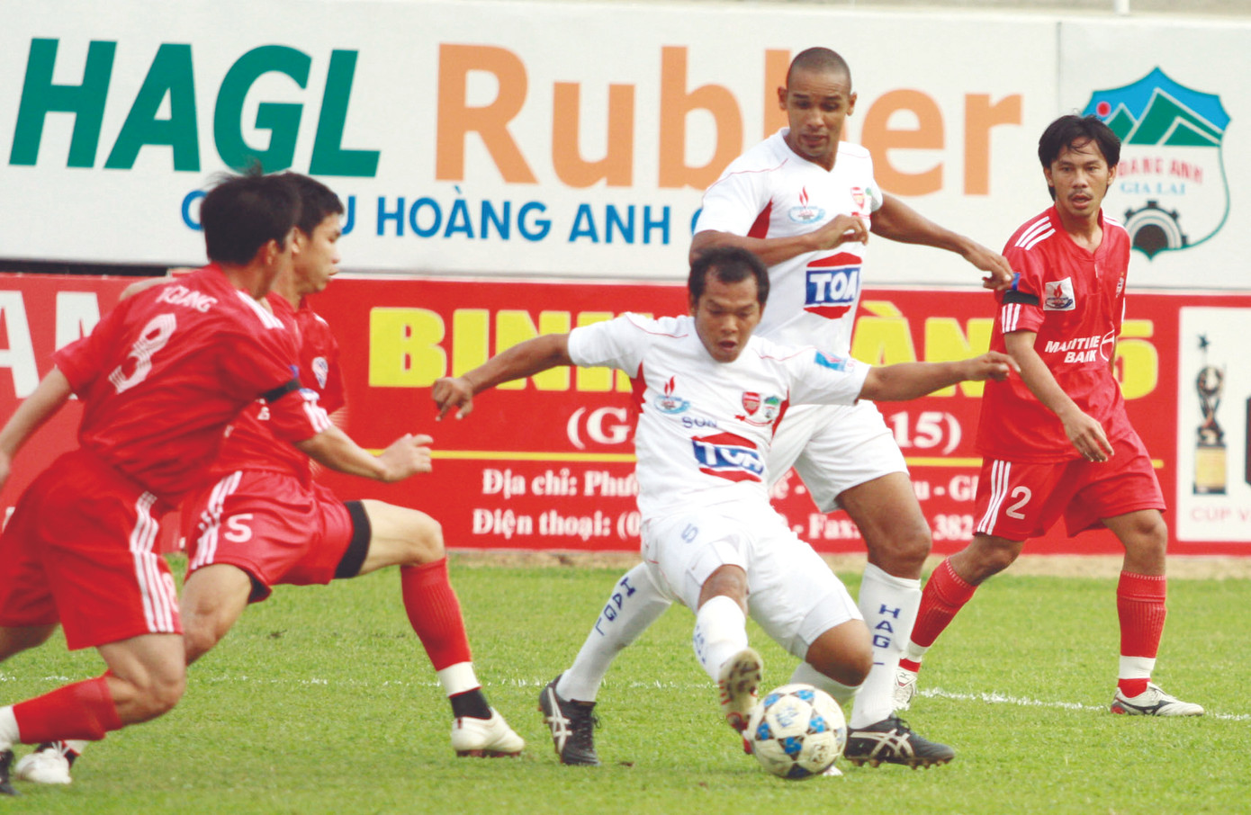 HAGL (trắng) sẽ gặp khó trên sân Bình Dương