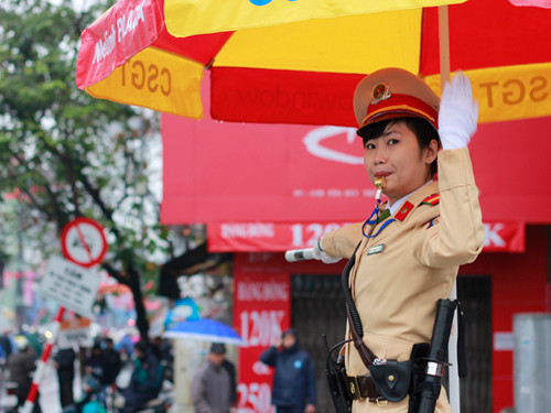 Theo kế hoạch, nữ cảnh sát giao thông đội 3 sẽ tham gia phân luồng tại khu vực ngã năm Ô Chợ Dừa. Ảnh: Tuấn Nguyễn.