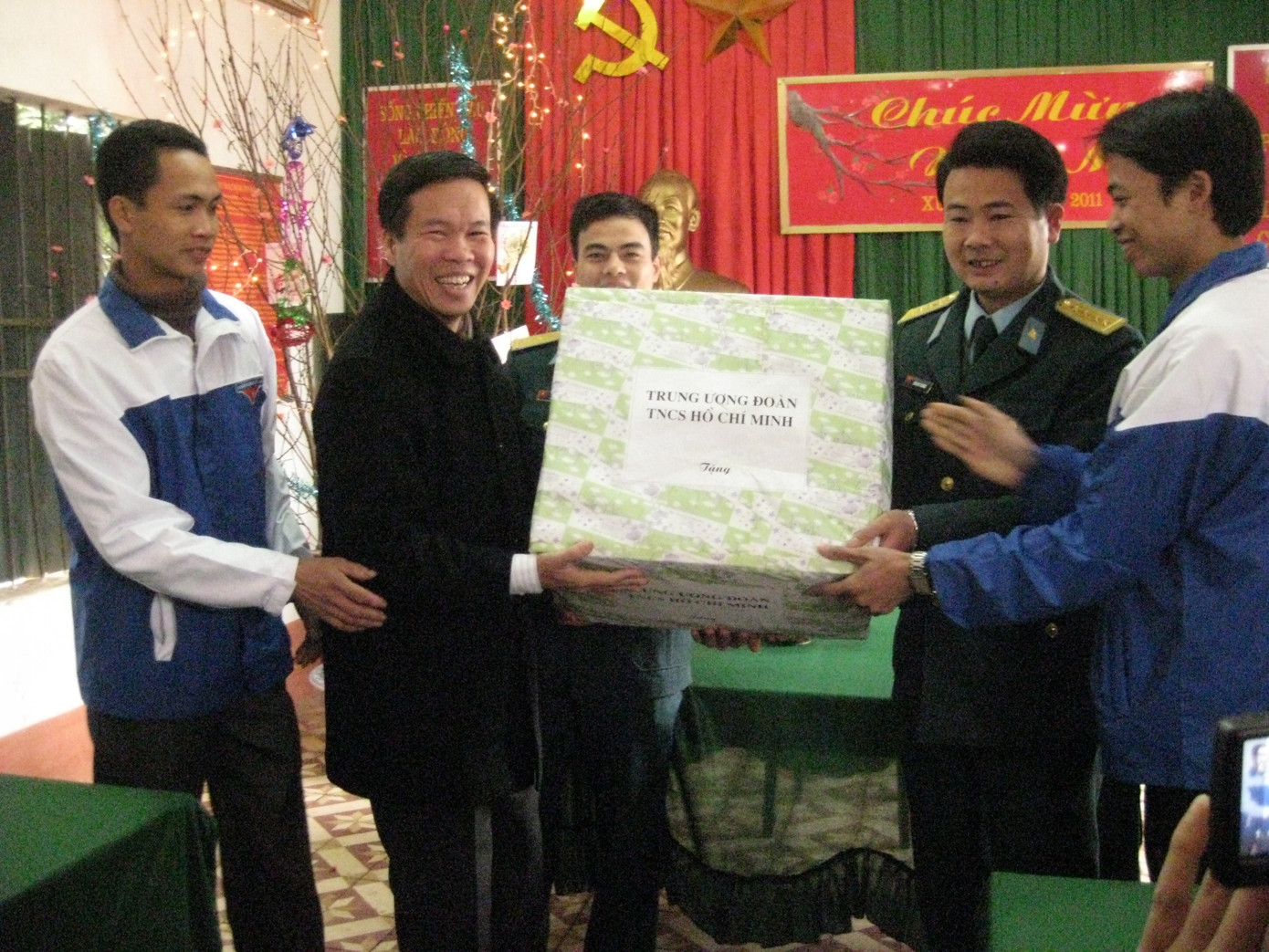 Anh Võ Văn Thưởng tặng quà cho tiểu đoàn 152