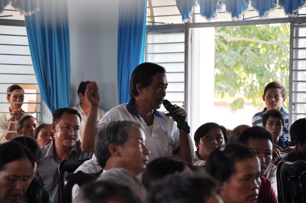 Người dân trình bày bức xúc vùng dự án Hòa Liên. Ảnh:Nguyễn Huy