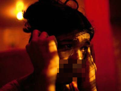 Guddi, một gái bán dâm 23 tuổi, nói rằng cô mắc kẹt trong 