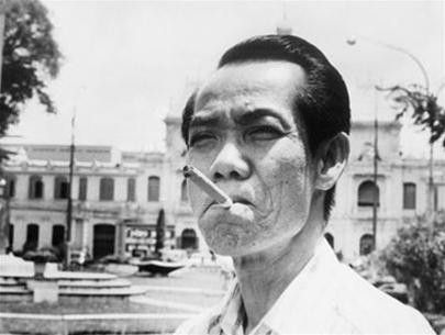 Phạm Xuân Ẩn đứng trước tòa thị chính Sài Gòn trước khi quân giải phóng tiến vào Sài Gòn, tháng 4-1975. Phạm Xuân Ẩn đứng trước tòa thị chính Sài Gòn trước khi quân giải phóng tiến vào Sài Gòn, tháng 4-1975.