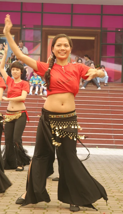 Nụ cười tươi tắn luôn nở trên môi các vũ công