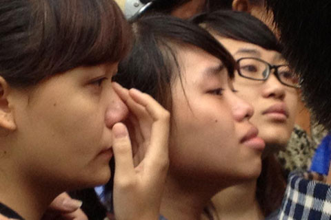 Nước mắt của bạn bè, người thương. Nước mắt của bạn bè, người thương