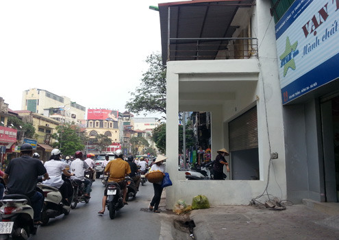 Con phố vốn chật chội, thường xuyên ùn tắc nay càng trở nên ngột ngạt hơn khi gia đình này đổ cột, xây tường chiếm toàn bộ vỉa hè và một chút lòng đường suốt nhiều năm qua. Người đi bộ chỉ còn cách phải đi xuống lòng đường