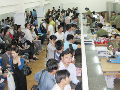 Trụ sở Cục A72 đông người chờ đến lượt nộp hồ sơ làm hộ chiếu. Trụ sở Cục A72 đông người chờ đến lượt nộp hồ sơ làm hộ chiếu