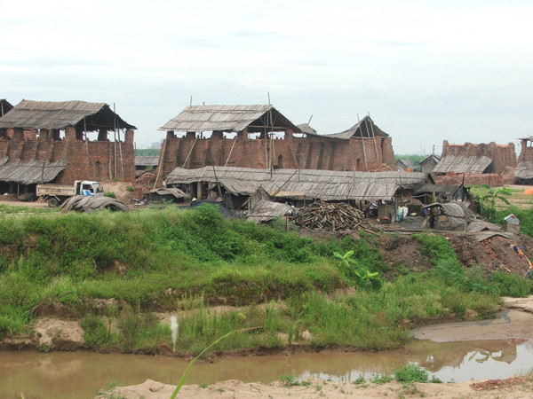 Cả chục lò gạch đang băm nát cả vùng đê sông Đuống (ảnh to); Hàng chục Cty mở xưởng sản xuất gây ô nhiễm (ảnh nhỏ). Ảnh: Minh Tuấn