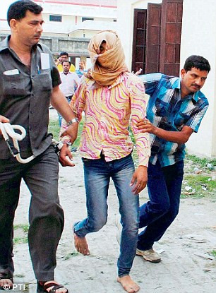 Nghi can thứ nhất (giữa trong vụ cưỡng hiếp bé gái 5 tuổi ở Ấn Độ đã bị bắt trước đó 