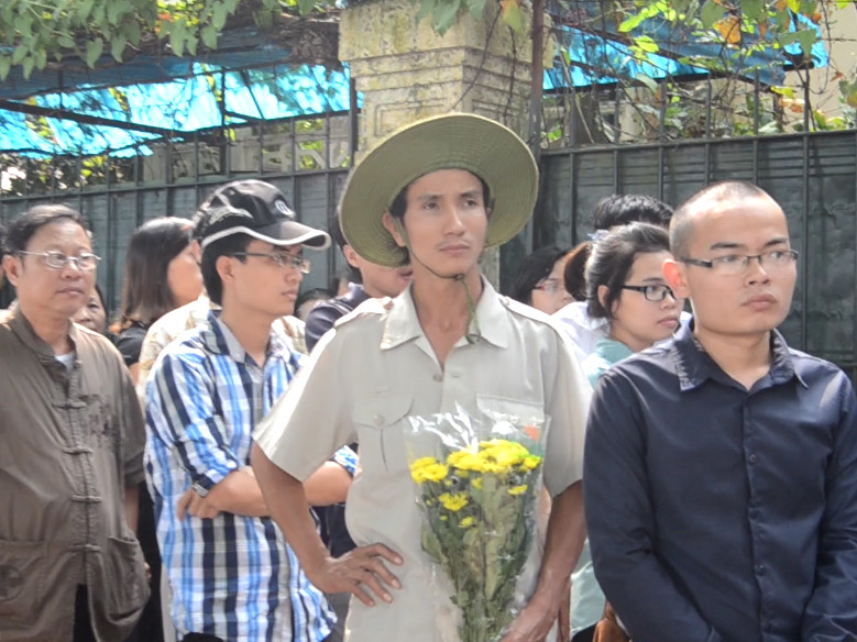 Anh Nguyễn Đăng Tuyến tay cầm bó hoa cúc đạp xe từ 4h sáng từ Hưng Yên lên Hà Nội