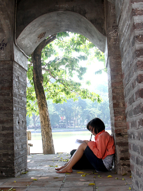 Một bạn khác chọn bóng mát ở tháp Hòa Phong để ngồi học bài