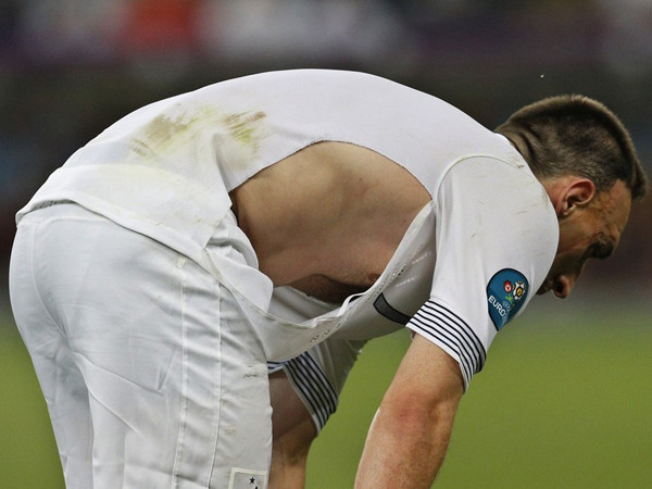 Tuyển Pháp của Ribery giống hệt chiếc áo của anh: tan nát trước chú bò tót Tây Ban Nha. Ảnh: Getty Images