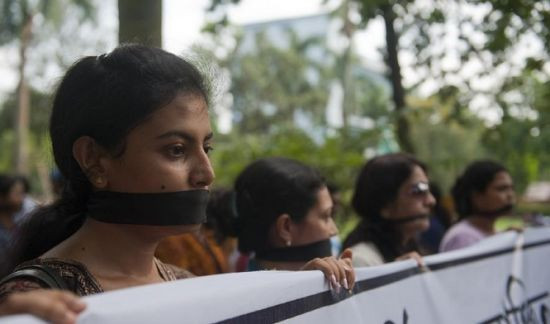 Những người tham gia biểu tình chống lại tình trạng phụ nữ bị cưỡng hiếp đều dùng băng dính bịt chặt miệng