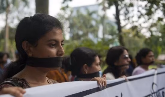 Những người tham gia biểu tình chống lại tình trạng phụ nữ bị cưỡng hiếp đều dùng băng dính bịt chặt miệng. Những người tham gia biểu tình chống lại tình trạng phụ nữ bị cưỡng hiếp đều dùng băng dính bịt chặt miệng