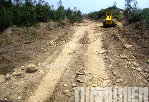 Đoạn đường mới mở còn gồ ghề đất đá..