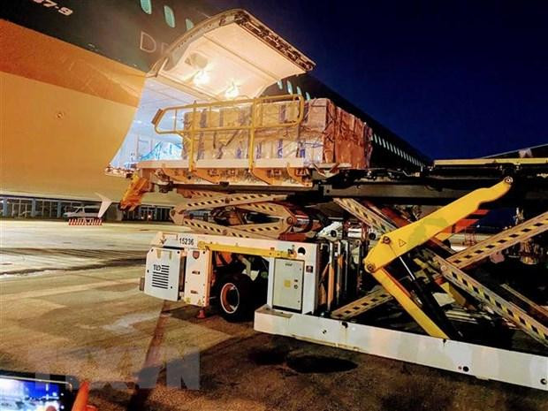 Vắc-xin được đưa lên chuyên cơ để chuyển về Việt Nam. (Ảnh: TTXVN)