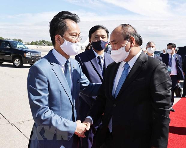 Đại sứ Việt Nam tại Mỹ Hà Kim Ngọc và Đại sứ, Trưởng phái đoàn Việt Nam tại LHQ Đặng Đình Quý tiễn Chủ tịch nước Nguyễn Xuân Phúc và đoàn tại Sân bay quốc tế J.F Kennedy. (Ảnh: Thống Nhất/TTXVN) Đại sứ Việt Nam tại Mỹ Hà Kim Ngọc và Đại sứ, Trưởng phái đoàn Việt Nam tại LHQ Đặng Đình Quý tiễn Chủ tịch nước Nguyễn Xuân Phúc và đoàn tại Sân bay quốc tế J.F Kennedy. (Ảnh: Thống Nhất/TTXVN)