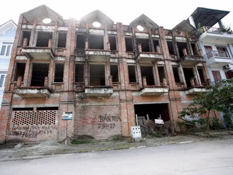 Những biệt thự tiền tỉ nằm phơi nắng mưa