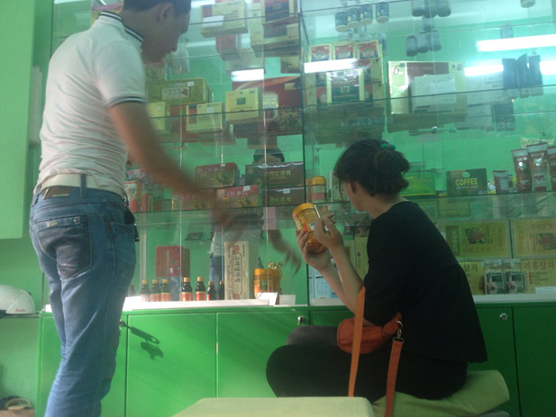 Sản phẩm sữa ong chúa xách tay từ Úc về bán tại một cửa hàng trên đường Lê Hồng Phong, Q.10, TP.HCM. Ảnh: Tuổi Trẻ Sản phẩm sữa ong chúa xách tay từ Úc về bán tại một cửa hàng trên đường Lê Hồng Phong, Q.10, TP.HCM. Ảnh: T.T.D