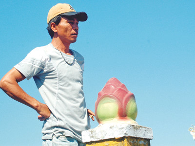 Cai Hùng đang quan sát công việc