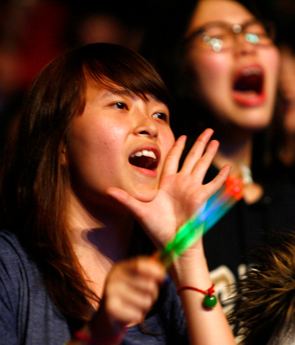 Khán giả không ngừng hò hét