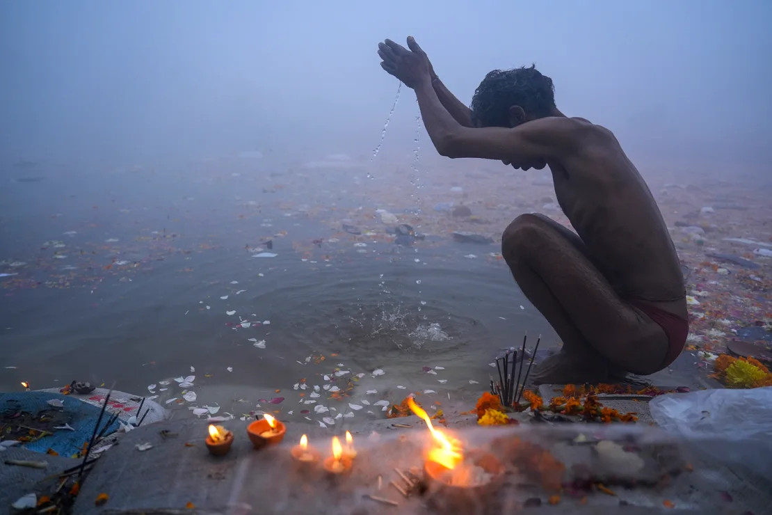 Bên cạnh những chỉ số tích cực, Maha Kumbh Mela 2025 còn gây ra rất nhiều cuộc tranh cãi. Minh chứng là India Today mới đây đưa tin về việc Tòa án Xanh quốc gia (NGT) đã yêu cầu chính quyền UP phản hồi về cáo buộc cơ sở vệ sinh không đầy đủ, dẫn đến tình trạng đại tiện ngoài trời của những người hành hương tại lễ hội. Ảnh: AP. Bên cạnh những chỉ số tích cực, Maha Kumbh Mela 2025 còn gây ra rất nhiều cuộc tranh cãi. Minh chứng là India Today mới đây đưa tin về việc Tòa án Xanh quốc gia (NGT) đã yêu cầu chính quyền UP phản hồi về cáo buộc cơ sở vệ sinh không đầy đủ, dẫn đến tình trạng đại tiện ngoài trời của những người hành hương tại lễ hội. Ảnh: AP.