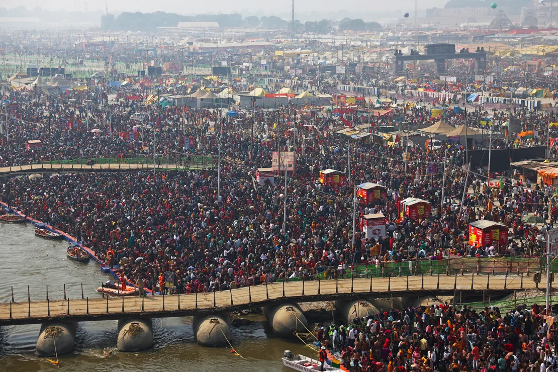 Theo cập nhật đến chiều 27/2 của Wikipedia, lễ hội Maha Kumbh Mela 2025 đã thu hút 660 triệu người tham gia từ ngày 13/1-26/2, đánh dấu đây không chỉ là một trong những cuộc tụ họp tôn giáo quan trọng nhất mà còn là một trong những cuộc tụ họp lớn nhất của con người từng được ghi nhận trong lịch sử. Ảnh Getty. Theo cập nhật đến chiều 27/2 của Wikipedia, lễ hội Maha Kumbh Mela 2025 đã thu hút 660 triệu người tham gia từ ngày 13/1-26/2, đánh dấu đây không chỉ là một trong những cuộc tụ họp tôn giáo quan trọng nhất mà còn là một trong những cuộc tụ họp lớn nhất của con người từng được ghi nhận trong lịch sử. Ảnh Getty.