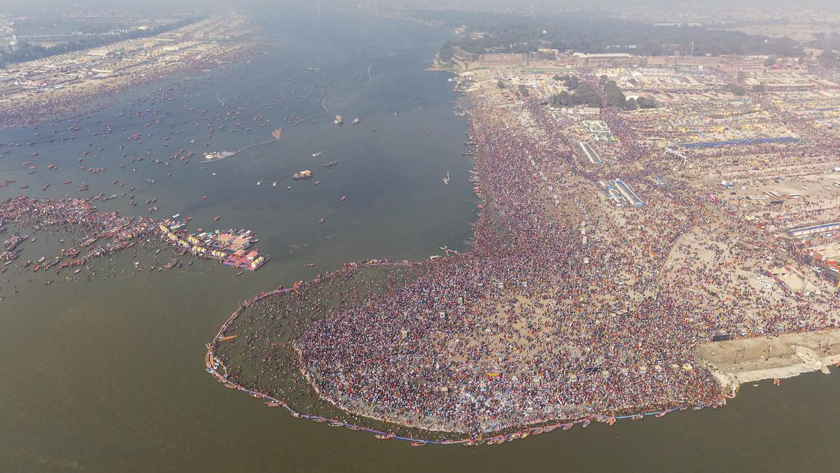 Cảnh trên không khi các tín đồ đang tắm mình trong nước thánh Sangam tại lễ hội Maha Kumbh Mela đang diễn ra tại Prayagraj thuộc bang Uttar Pradesh ở Ấn Độ. Ảnh: PTI. Cảnh trên không khi các tín đồ đang tắm mình trong nước thánh Sangam tại lễ hội Maha Kumbh Mela đang diễn ra tại Prayagraj thuộc bang Uttar Pradesh ở Ấn Độ. Ảnh: PTI.
