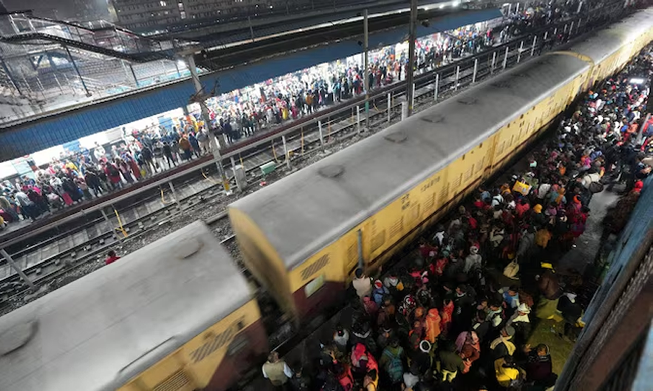 Ngành đường sắt Ấn Độ đã bổ sung thêm 98 toa tàu, để thực hiện 3.300 chuyến chở du khách tham dự lễ hội, ngoài các dịch vụ thường xuyên đến Prayagraj. Ảnh: PTI. Ngành đường sắt Ấn Độ đã bổ sung thêm 98 toa tàu, để thực hiện 3.300 chuyến chở du khách tham dự lễ hội, ngoài các dịch vụ thường xuyên đến Prayagraj. Ảnh: PTI.