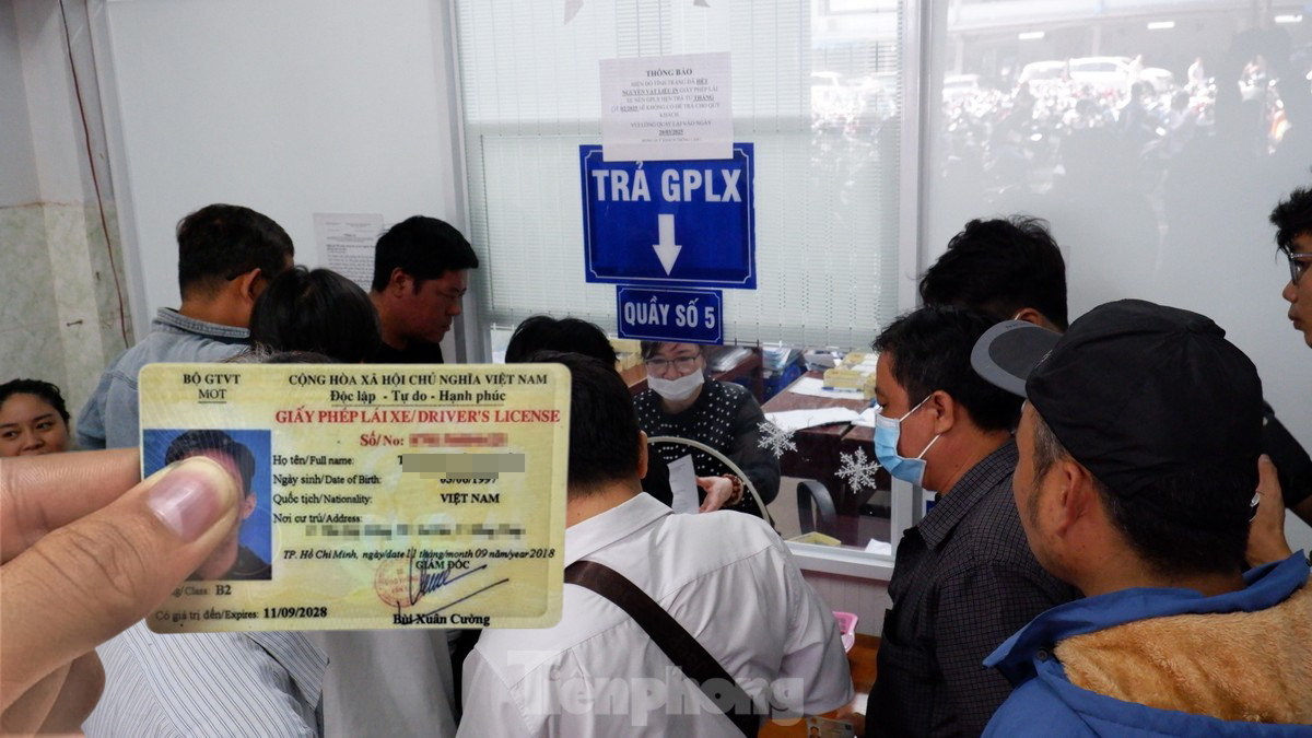 Người dân không nên sốt ruột mà đổ xô đi cấp, đổi GPLX ở thời điểm hiện tại, chỉ những người có GPLX sắp hết hạn mới cần đổi. Ảnh: Hữu Huy.