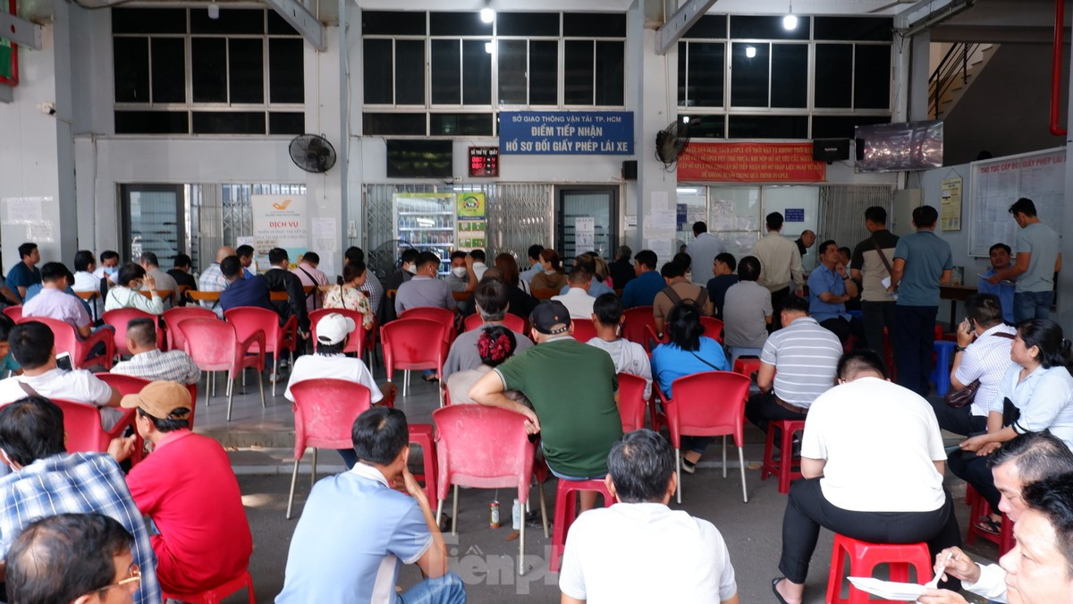 Do phần mềm cấp đổi GPLX phải cập nhật cho phù hợp với Luật Trật tự, an toàn giao thông đường bộ nên dẫn đến một số trục trặc. Ảnh: Hữu Huy.