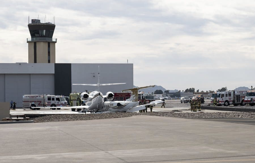 Hình ảnh sau vụ va chạm của hai máy bay phản lực thương mại tại sân bay Scottsdale. Ảnh: AP