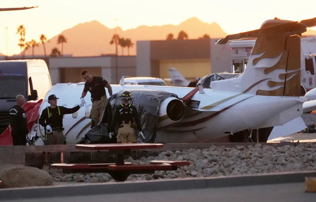 Trong lúc đang hạ cánh, máy bay Learjet 35A chệch khỏi đường băng và va chạm với máy bay đang đỗ ở sân bay Scottsdale (Mỹ) khiến ít nhất 5 người thương vong. Ảnh: AP.