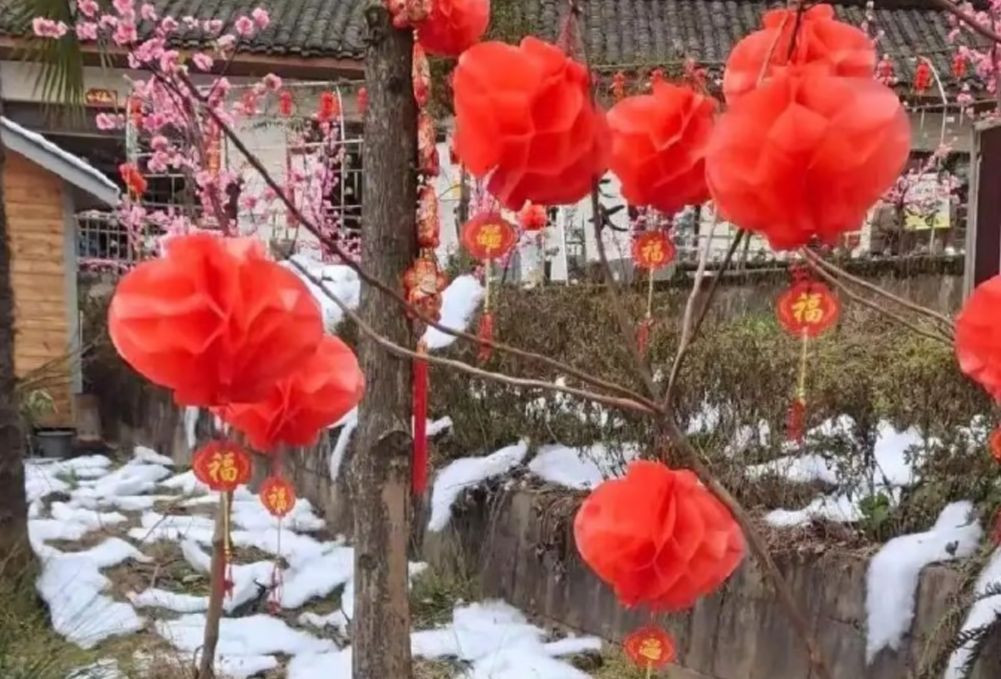 Làng tuyết Thành Đô ở Trung Quốc dùng bông và xà phòng làm giả tuyết để thu hút du khách. Ảnh: Jimu News.