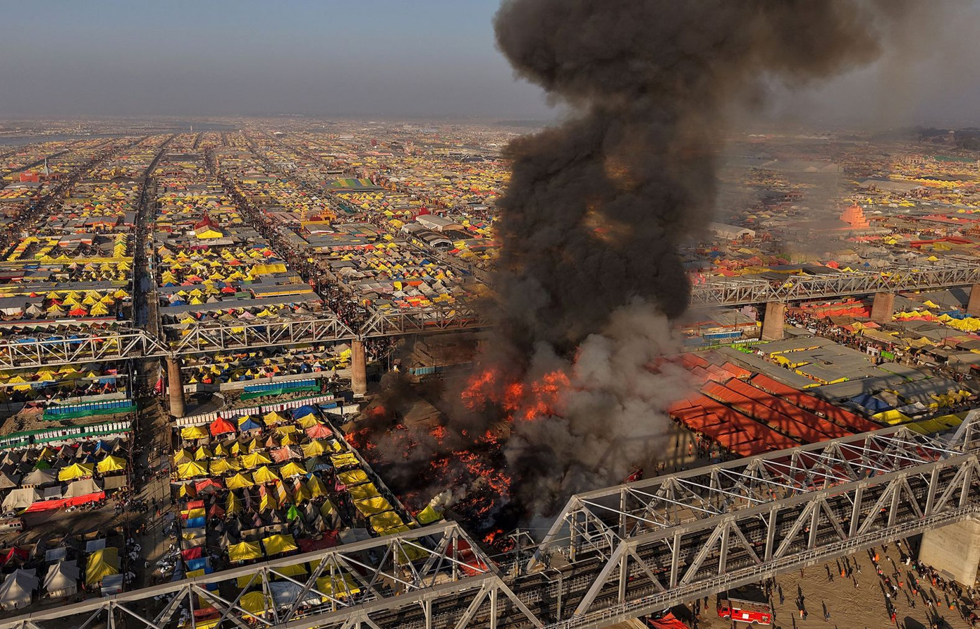 Chính quyền tiểu bang đã phân bổ 15 triệu USD cho hoạt động cứu hỏa. Trong đó, Sở Cứu hỏa và dịch vụ khẩn cấp UP đã triển khai 351 xe chữa cháy và 2.000 nhân viên tại hơn 50 trạm cứu hỏa và 20 đồn cứu hỏa. Ảnh: Shutterstock. Chính quyền tiểu bang đã phân bổ 15 triệu USD cho hoạt động cứu hỏa. Trong đó, Sở Cứu hỏa và dịch vụ khẩn cấp UP đã triển khai 351 xe chữa cháy và 2.000 nhân viên tại hơn 50 trạm cứu hỏa và 20 đồn cứu hỏa. Ảnh: Shutterstock.