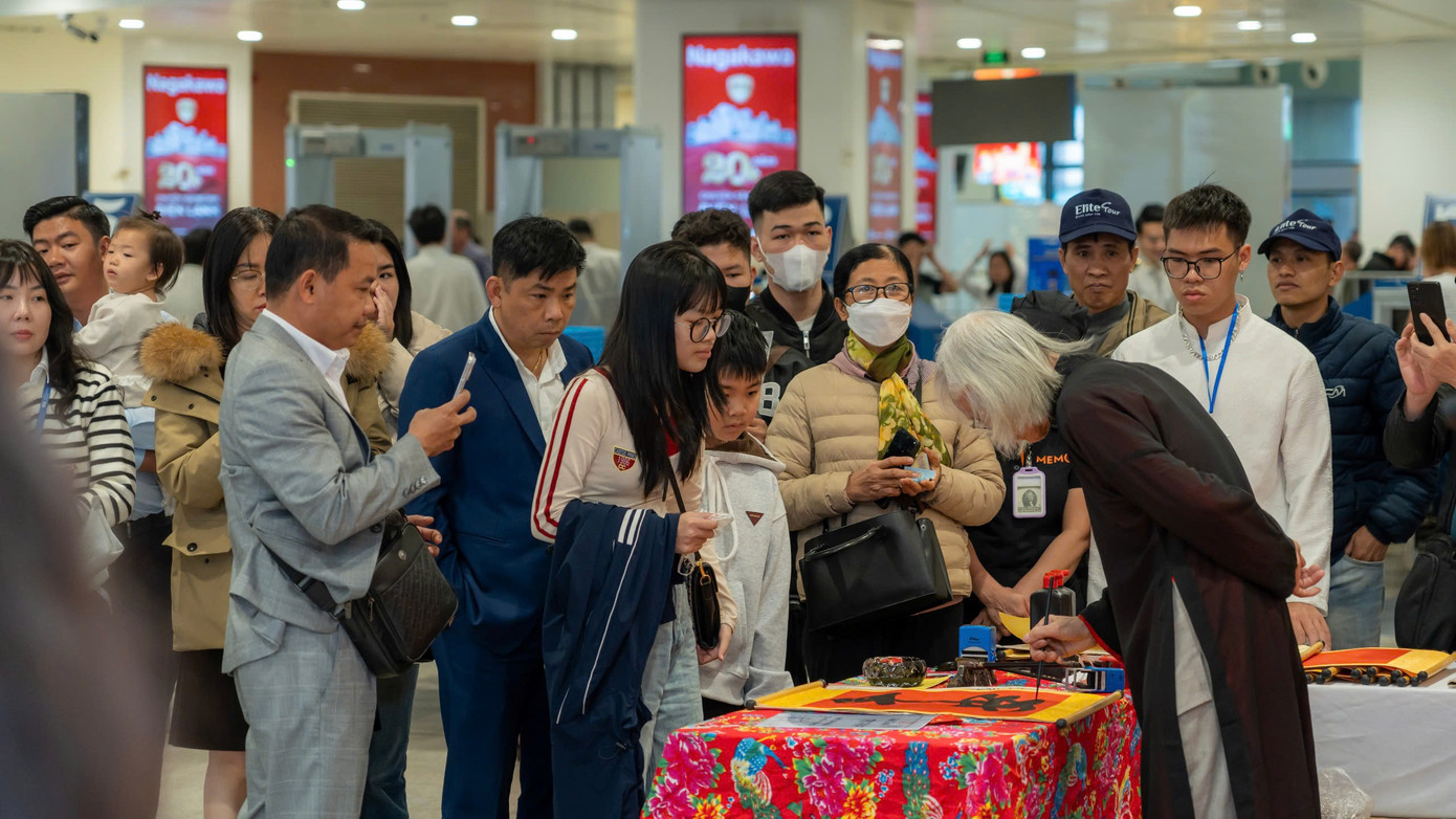 Được biết, trong 9 ngày Nghỉ Tết nguyên đán Ất Tỵ, Cảng HKQT Nội Bài đã phục vụ an toàn tuyệt đối cho gần 5.500 lượt chuyến bay với gần 914.000 lượt khách, trong đó có ngày phục vụ tới 616 chuyến bay và 108.000 lượt khách, cao hơn cùng kỳ năm ngoái. Được biết, trong 9 ngày Nghỉ Tết nguyên đán Ất Tỵ, Cảng HKQT Nội Bài đã phục vụ an toàn tuyệt đối cho gần 5.500 lượt chuyến bay với gần 914.000 lượt khách, trong đó có ngày phục vụ tới 616 chuyến bay và 108.000 lượt khách, cao hơn cùng kỳ năm ngoái.