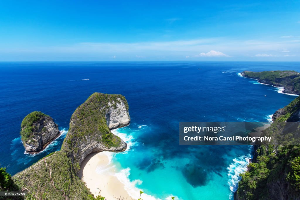 Bãi biển Kelingking ở đảo Nusa Penida (Indonesia) - địa điểm du lịch nổi tiếng nhờ "sống lưng khủng long" và là biểu tượng du lịch Bali - xếp vị trí thứ chín trong danh sách của TripAdvisor. Nơi đây có những vách đá hùng vĩ, bờ cát trắng và nước biển trong suốt tận đáy. Ảnh: Getty. Bãi biển Kelingking ở đảo Nusa Penida (Indonesia) - địa điểm du lịch nổi tiếng nhờ "sống lưng khủng long" và là biểu tượng du lịch Bali - xếp vị trí thứ chín trong danh sách của TripAdvisor. Nơi đây có những vách đá hùng vĩ, bờ cát trắng và nước biển trong suốt tận đáy. Ảnh: Getty.