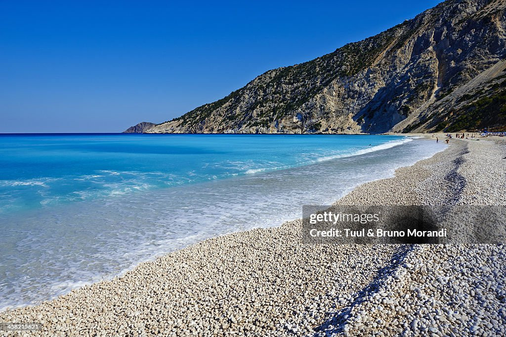 Đứng thứ 10 trong danh sách các bãi biển đẹp nhất năm nay là bãi biển Myrtos (Kefalonia, Hy Lạp). CNN mô tả bãi biển này được thiên nhiên ban tặng cảnh quan đẹp như tranh vẽ với những ngọn núi hùng vĩ bao quanh. Đến đây du lịch, du khách có thể ngâm mình trong làn nước trong xanh, lặn biển hoặc thưởng thức một tách cà phê ngon tại quầy bar trên bãi biển… Ảnh: Getty. Đứng thứ 10 trong danh sách các bãi biển đẹp nhất năm nay là bãi biển Myrtos (Kefalonia, Hy Lạp). CNN mô tả bãi biển này được thiên nhiên ban tặng cảnh quan đẹp như tranh vẽ với những ngọn núi hùng vĩ bao quanh. Đến đây du lịch, du khách có thể ngâm mình trong làn nước trong xanh, lặn biển hoặc thưởng thức một tách cà phê ngon tại quầy bar trên bãi biển… Ảnh: Getty.