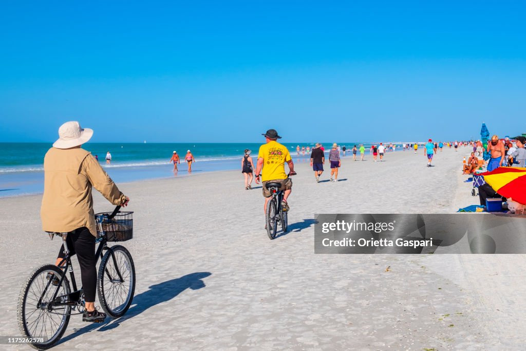 Bãi biển Siesta tại Mỹ đứng ở vị trí thứ tư trong danh sách của TripAdvisor. CNN Travel mô tả bãi biển này có cát mịn, vỏ sò và làn nước trong vắt. Du khách có thể đến Siesta vào mùa xuân và mùa thu vì đây là những mùa thấp điểm nên sẽ bớt đông đúc hơn, mặc dù nhiệt độ vẫn ấm áp. Ảnh: Getty. Bãi biển Siesta tại Mỹ đứng ở vị trí thứ tư trong danh sách của TripAdvisor. CNN Travel mô tả bãi biển này có cát mịn, vỏ sò và làn nước trong vắt. Du khách có thể đến Siesta vào mùa xuân và mùa thu vì đây là những mùa thấp điểm nên sẽ bớt đông đúc hơn, mặc dù nhiệt độ vẫn ấm áp. Ảnh: Getty.