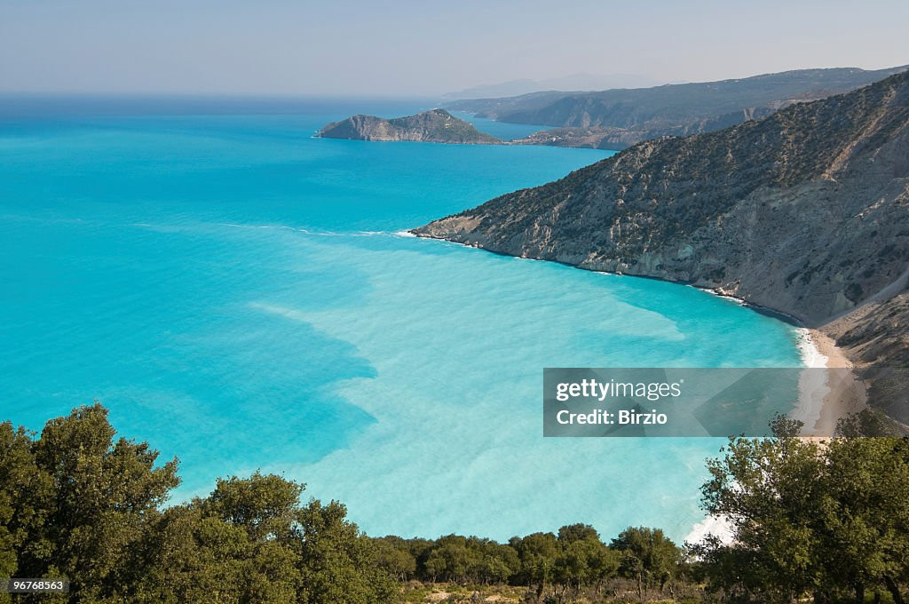 Đứng thứ 10 trong danh sách các bãi biển đẹp nhất năm nay là bãi biển Myrtos (Kefalonia, Hy Lạp). CNN mô tả bãi biển này được thiên nhiên ban tặng cảnh quan đẹp như tranh vẽ với những ngọn núi hùng vĩ bao quanh. Đến đây du lịch, du khách có thể ngâm mình trong làn nước trong xanh, lặn biển hoặc thưởng thức một tách cà phê ngon tại quầy bar trên bãi biển… Ảnh: Getty. Đứng thứ 10 trong danh sách các bãi biển đẹp nhất năm nay là bãi biển Myrtos (Kefalonia, Hy Lạp). CNN mô tả bãi biển này được thiên nhiên ban tặng cảnh quan đẹp như tranh vẽ với những ngọn núi hùng vĩ bao quanh. Đến đây du lịch, du khách có thể ngâm mình trong làn nước trong xanh, lặn biển hoặc thưởng thức một tách cà phê ngon tại quầy bar trên bãi biển… Ảnh: Getty.
