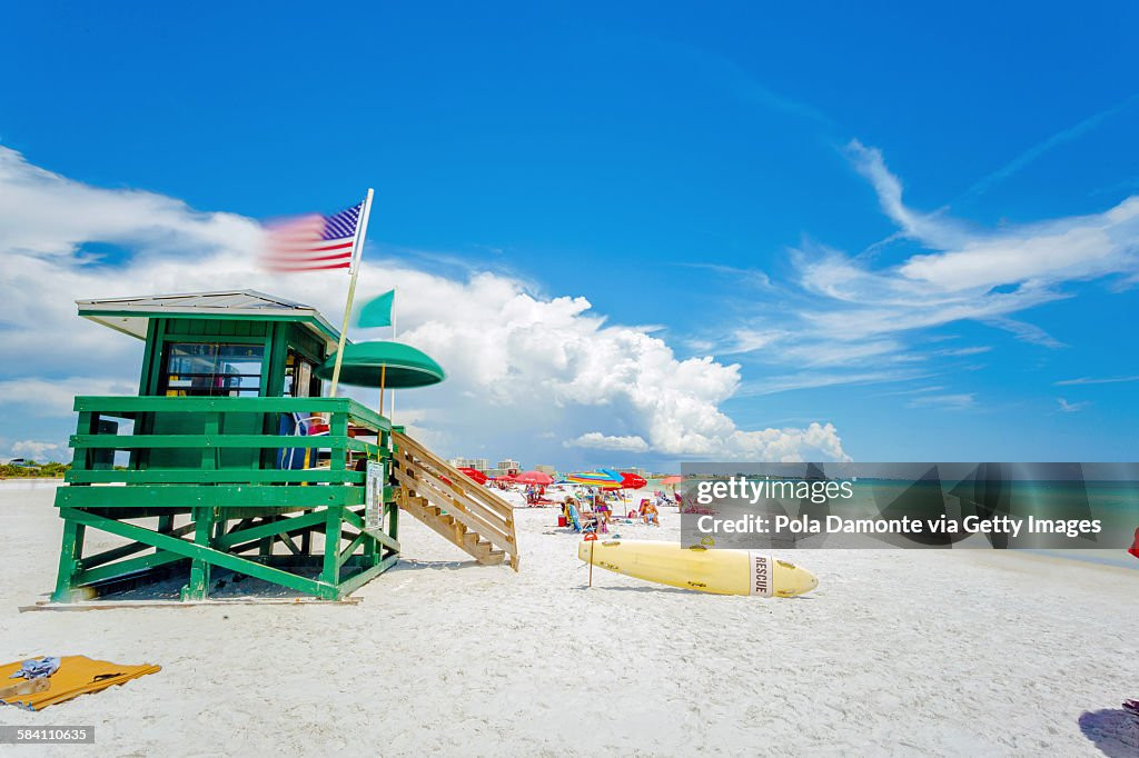 Bãi biển Siesta tại Mỹ đứng ở vị trí thứ tư trong danh sách của TripAdvisor. CNN Travel mô tả bãi biển này có cát mịn, vỏ sò và làn nước trong vắt. Du khách có thể đến Siesta vào mùa xuân và mùa thu vì đây là những mùa thấp điểm nên sẽ bớt đông đúc hơn, mặc dù nhiệt độ vẫn ấm áp. Ảnh: Getty. Bãi biển Siesta tại Mỹ đứng ở vị trí thứ tư trong danh sách của TripAdvisor. CNN Travel mô tả bãi biển này có cát mịn, vỏ sò và làn nước trong vắt. Du khách có thể đến Siesta vào mùa xuân và mùa thu vì đây là những mùa thấp điểm nên sẽ bớt đông đúc hơn, mặc dù nhiệt độ vẫn ấm áp. Ảnh: Getty.