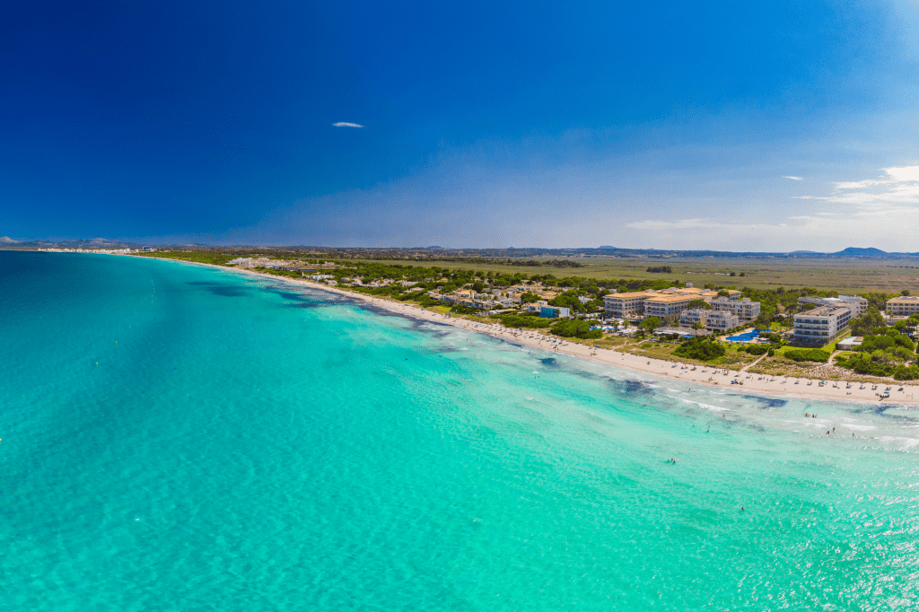Bãi biển Muro (Mallorca, Tây Ban Nha) - đứng vị trí thứ tám trong danh sách bãi biển đẹp nhất thế giới năm nay - là nơi lý tưởng cho các gia đình đến thư giãn, nghỉ ngơi vì có những bãi cát dài và rặng thông xanh. Ảnh: Mallorca Experte. Bãi biển Muro (Mallorca, Tây Ban Nha) - đứng vị trí thứ tám trong danh sách bãi biển đẹp nhất thế giới năm nay - là nơi lý tưởng cho các gia đình đến thư giãn, nghỉ ngơi vì có những bãi cát dài và rặng thông xanh. Ảnh: Mallorca Experte.