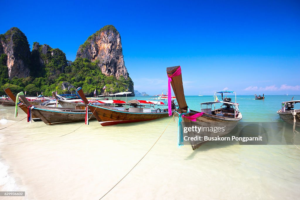 Ở vị trí số hai là bãi biển Banana ở Phuket, Thái Lan. Đây là nơi tuyệt vời để chèo thuyền và bay dù lượn, ngoài ra du khách có thể lặn xuống biển ngắm san hô và các loài cá đầy màu sắc. Ảnh: Getty. Ở vị trí số hai là bãi biển Banana ở Phuket, Thái Lan. Đây là nơi tuyệt vời để chèo thuyền và bay dù lượn, ngoài ra du khách có thể lặn xuống biển ngắm san hô và các loài cá đầy màu sắc. Ảnh: Getty.