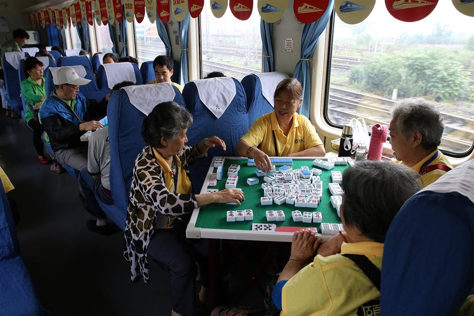 Các chuyến tàu "tóc bạc" không chỉ cung cấp dịch vụ vận chuyển mà còn cung cấp các dịch vụ toàn diện phù hợp với nhu cầu của du khách lớn tuổi. Ảnh: Tân Hoa Xã.