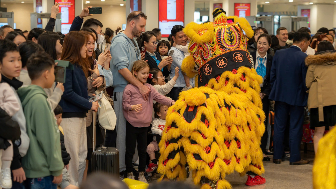 Được biết, nhiều hành khách nhất là những em nhỏ người nước ngoài vô cùng hào hứng khi lần đầu tiên được xem màn múa lân rực rỡ sắc màu, được chạm tay vào các chú lân và nhận về những món quà lưu niệm đậm chất Việt Nam. Được biết, nhiều hành khách nhất là những em nhỏ người nước ngoài vô cùng hào hứng khi lần đầu tiên được xem màn múa lân rực rỡ sắc màu, được chạm tay vào các chú lân và nhận về những món quà lưu niệm đậm chất Việt Nam.